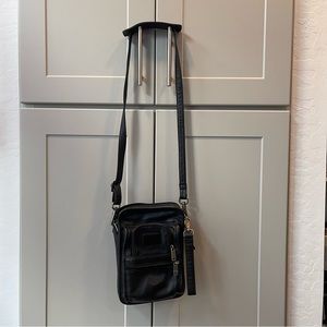 Tumi Tech Leather Crossbody Black Travel Bag Carryall Multi Pocket Messenger